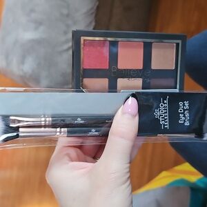 Studio Selection Makeup Brush Set with Red and Brown Palette